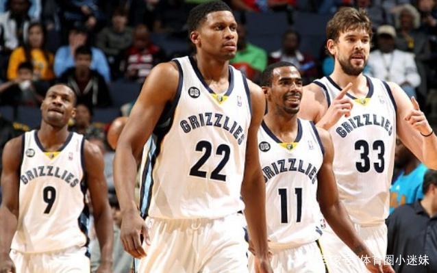 蒙扎已向那不勒斯请求批准引进瓦利德·切迪拉。该球员目前以带买断条款的租借形式效力于萨索洛，但可能在一月离队。 来源：著名记者斯基拉