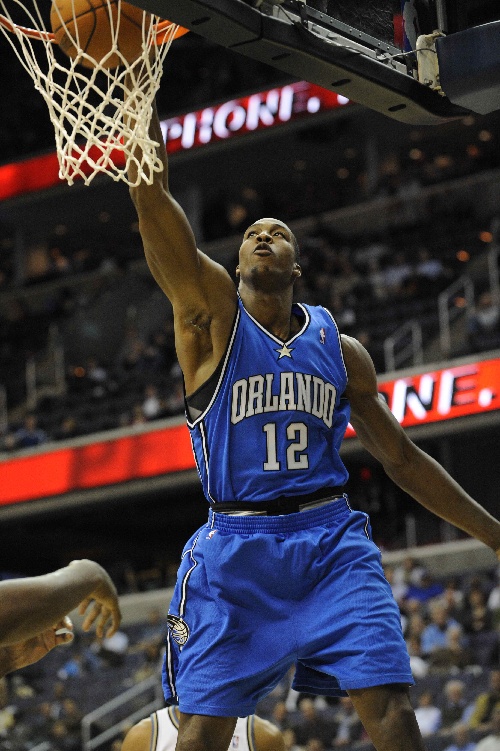 精准定位！胡明轩收下篮板直接四分卫长传 萨姆纳快下轻松上篮