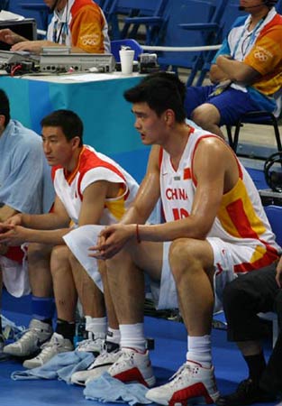 为什么内野手在接捕反弹球时需要保持低重心且球手套靠近身体