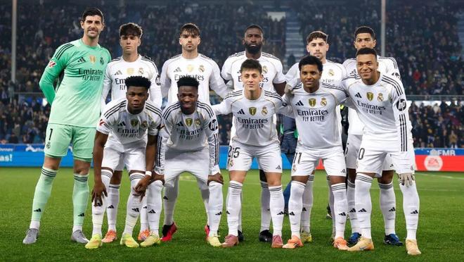 邵佳一独立带队时间不足一年半，此前曾担任国足助教