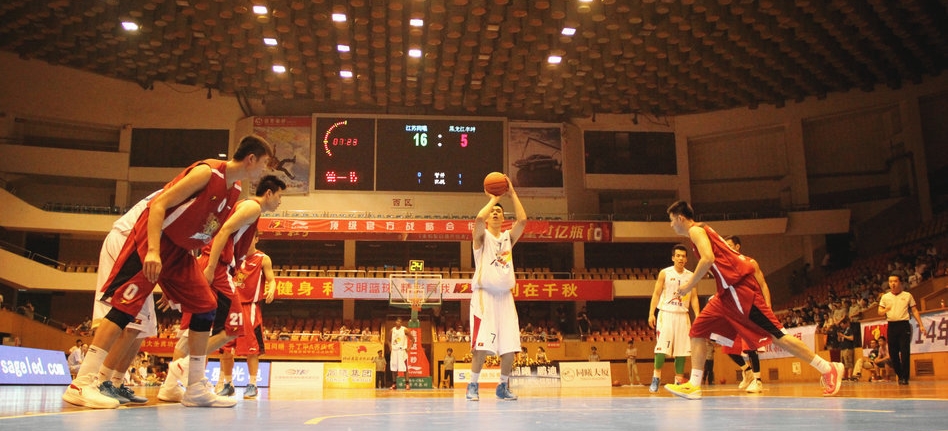 快船豪取六连胜！小卡狂砍45分7篮板3助攻，末节独得20分统治全场